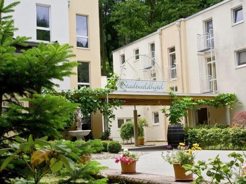 Eingangsbereich des Schroeders Stadtwaldhotel in Trier im Winter