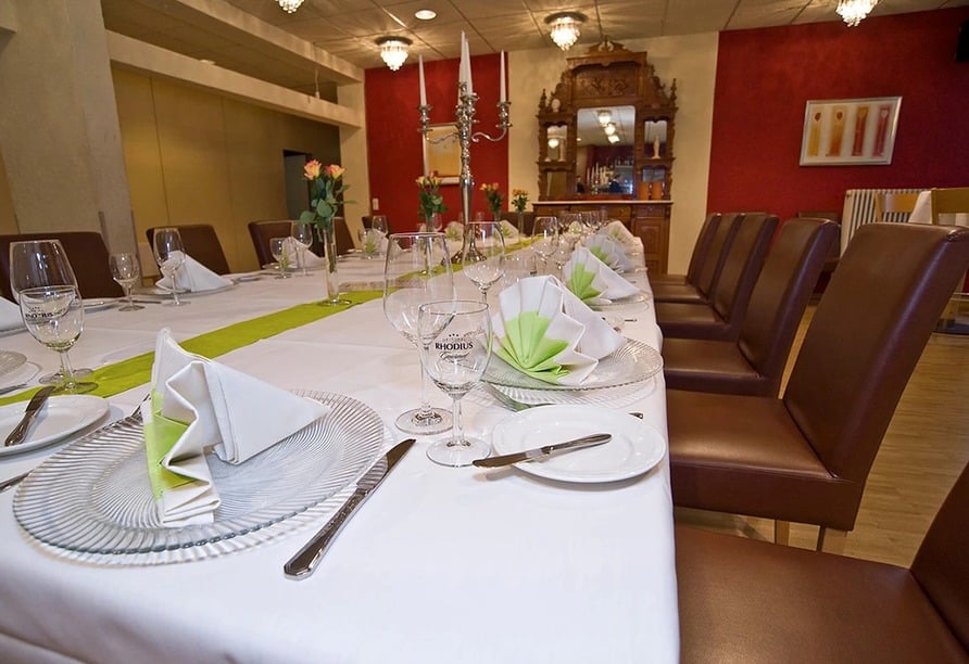 Festlich gedeckter Tisch für das Silvesterdinner im Schroeders Stadtwaldhotel