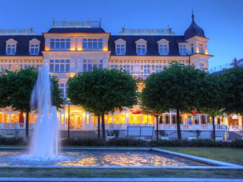 SEETELHOTEL Ahlbecker Hof bei Nacht an Silvester mit festlicher Beleuchtung