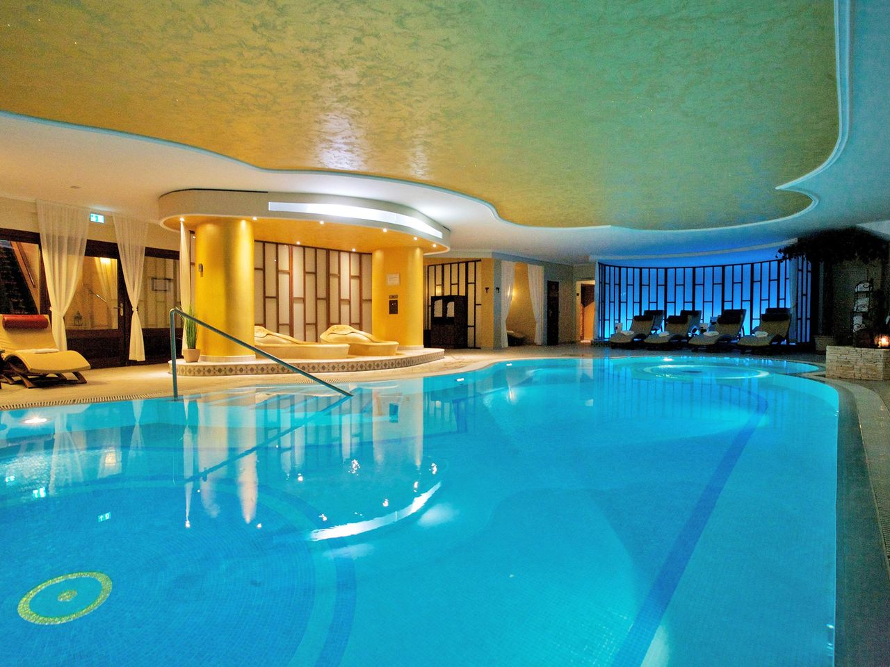 Innenpool im SEETELHOTEL Ahlbecker Hof mit stimmungsvoller Beleuchtung an Silvester