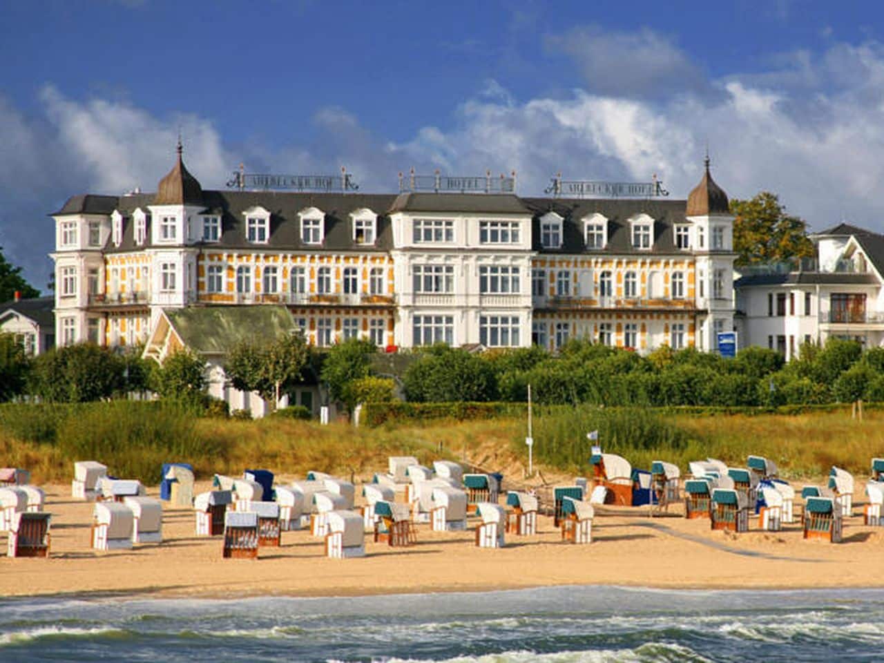 Blick auf das SEETELHOTEL Ahlbecker Hof mit Strand und Strandkörben an Silvester