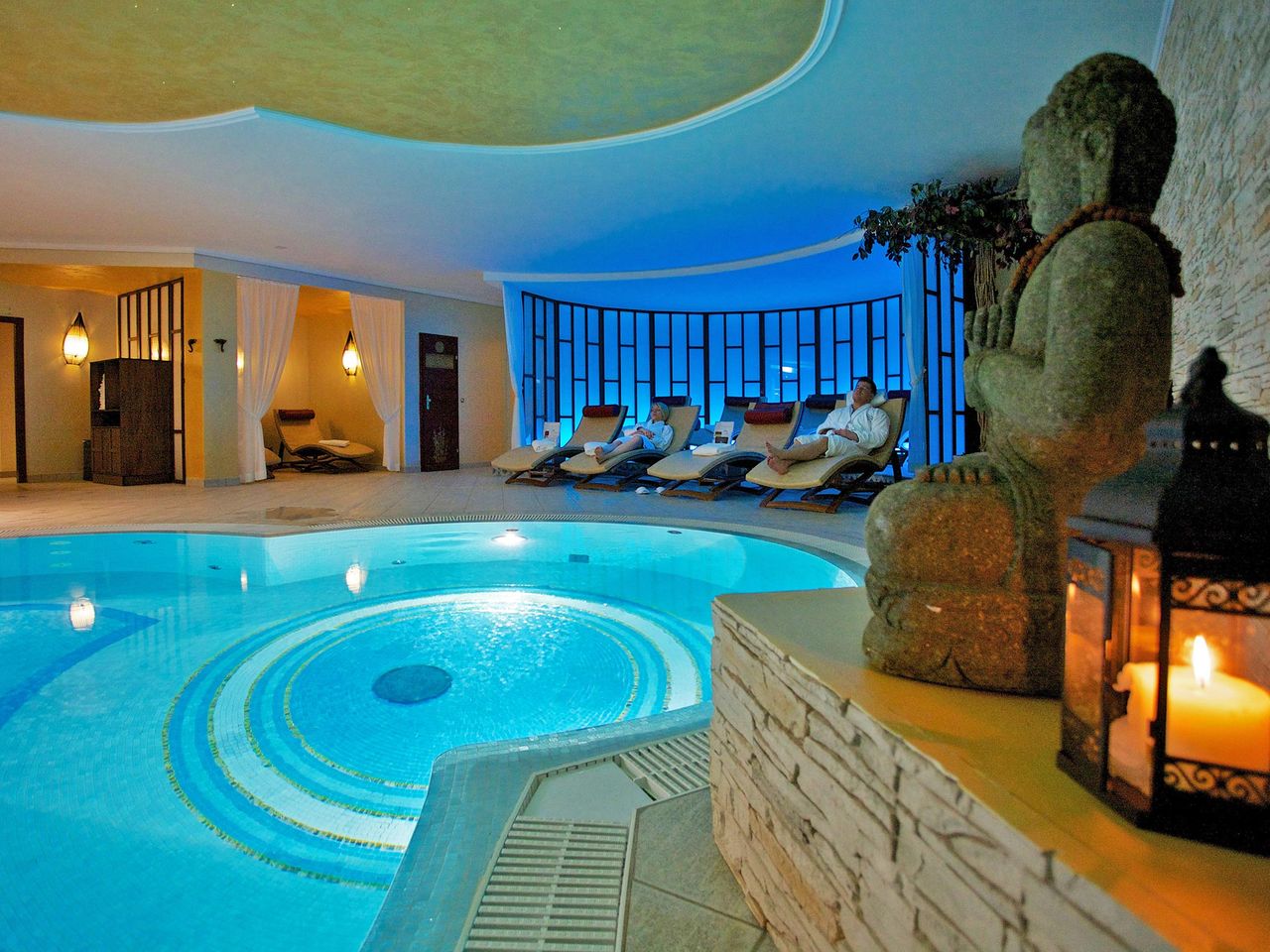 Wellnessbereich mit Pool und Buddha im SEETELHOTEL Ahlbecker Hof an Silvester