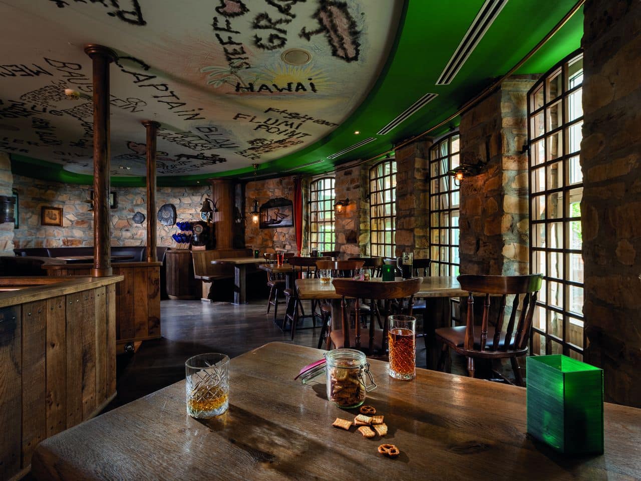 Rustikale Bar im Seminaris SeeHotel Potsdam