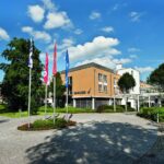 Eingang des Seminaris SeeHotel Potsdam mit Fahnen