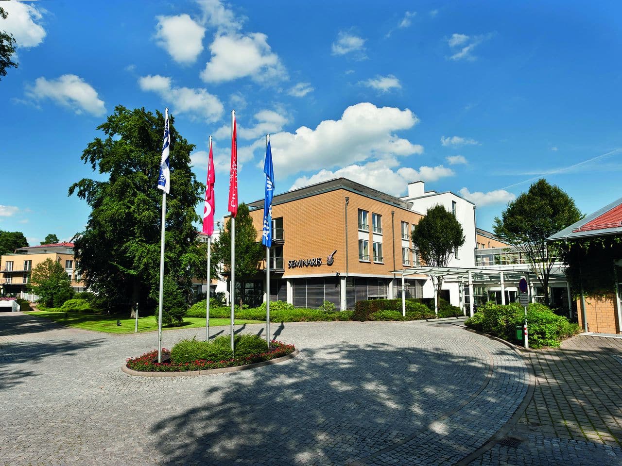 Eingang des Seminaris SeeHotel Potsdam mit Fahnen