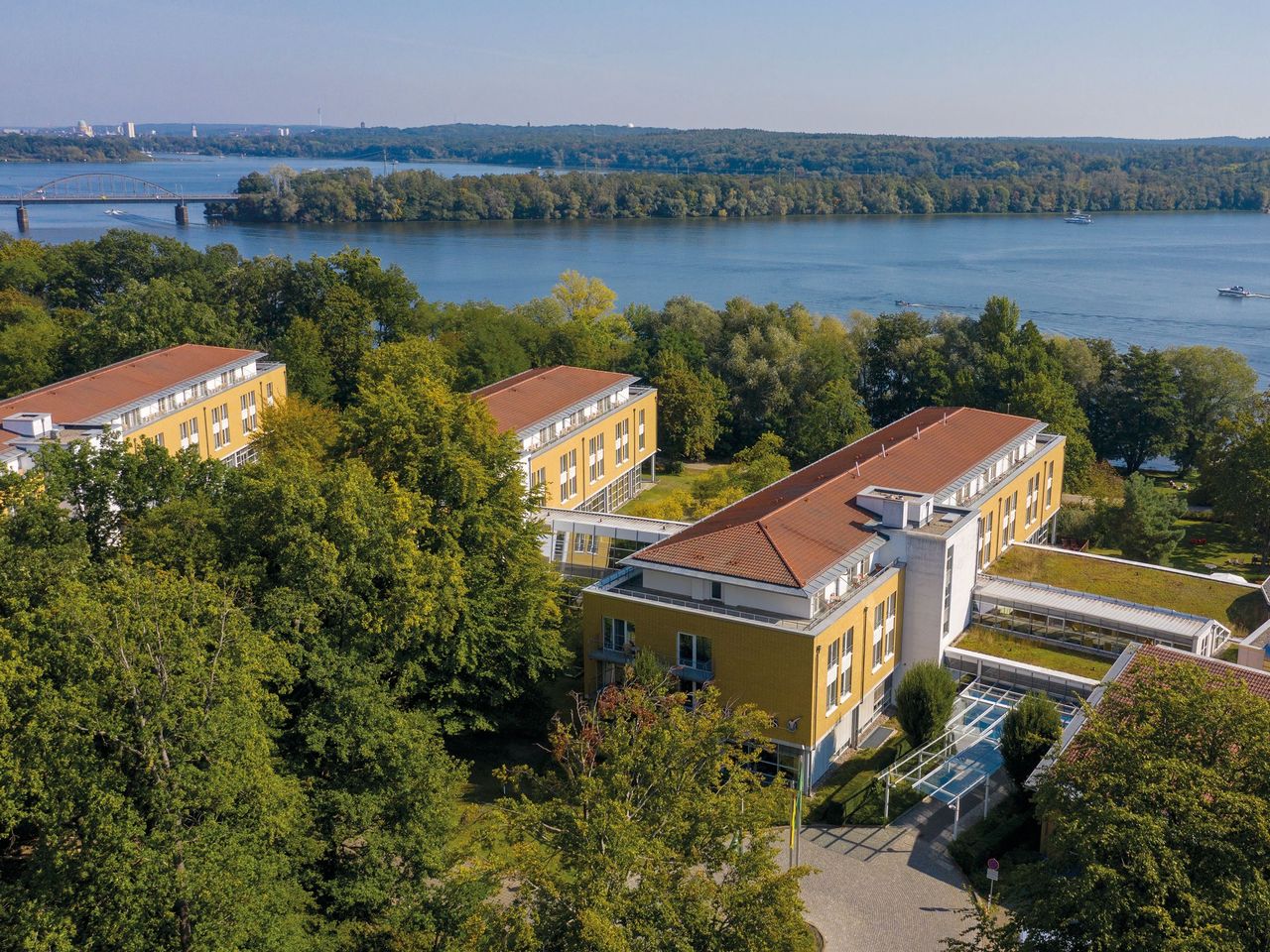 Luftaufnahme vom Seminaris SeeHotel Potsdam am Templiner See
