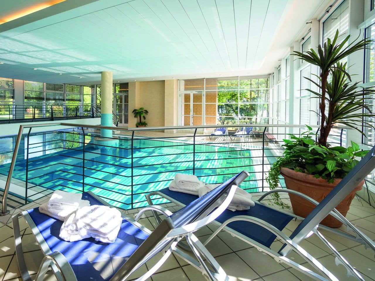 Wellnessbereich mit Pool im Seminaris SeeHotel Potsdam