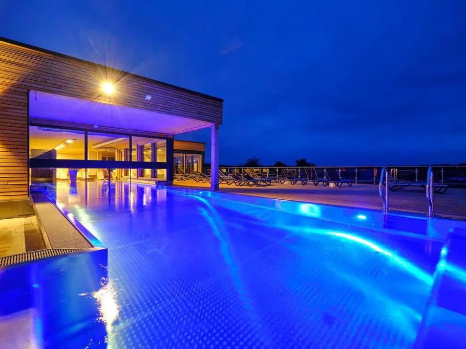 Poolbereich im Sonnenhotel Weingut Römmert zu Silvester 2025