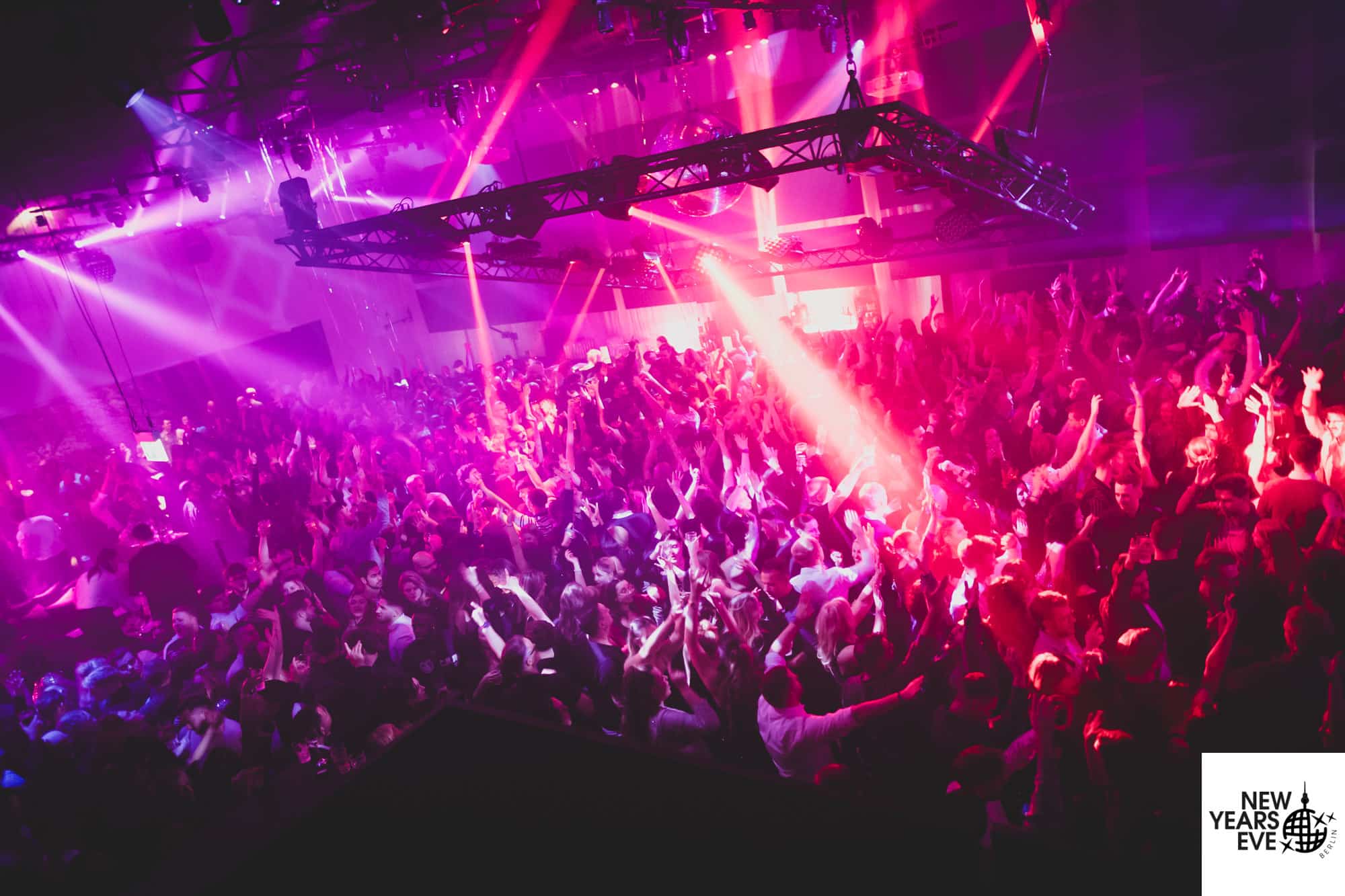 Partycrowd im Spindler & Klatt Berlin mit Lichteffekten zu Silvester