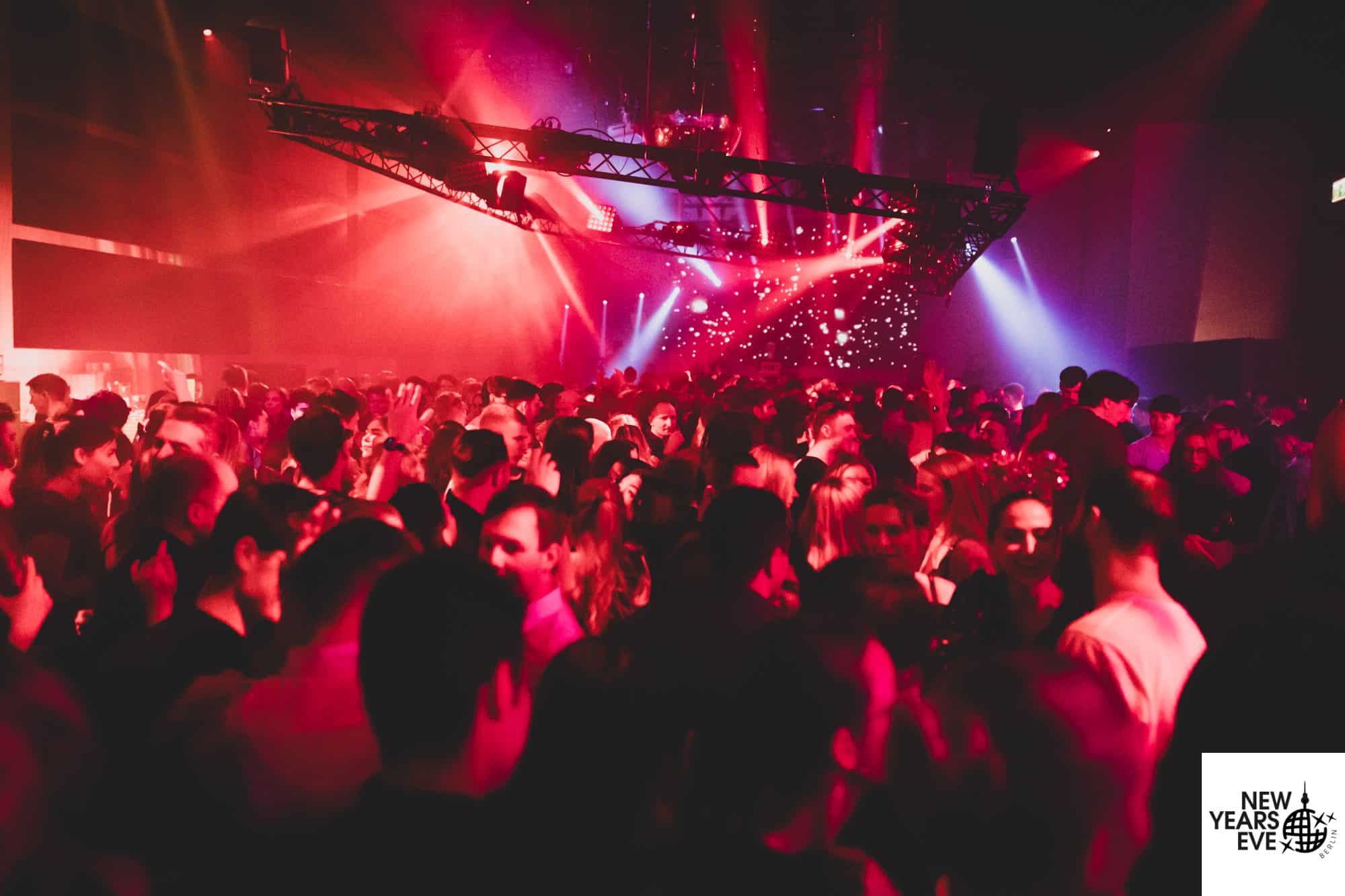 Menschenmenge tanzt bei der Silvesterfeier im Spindler & Klatt Berlin