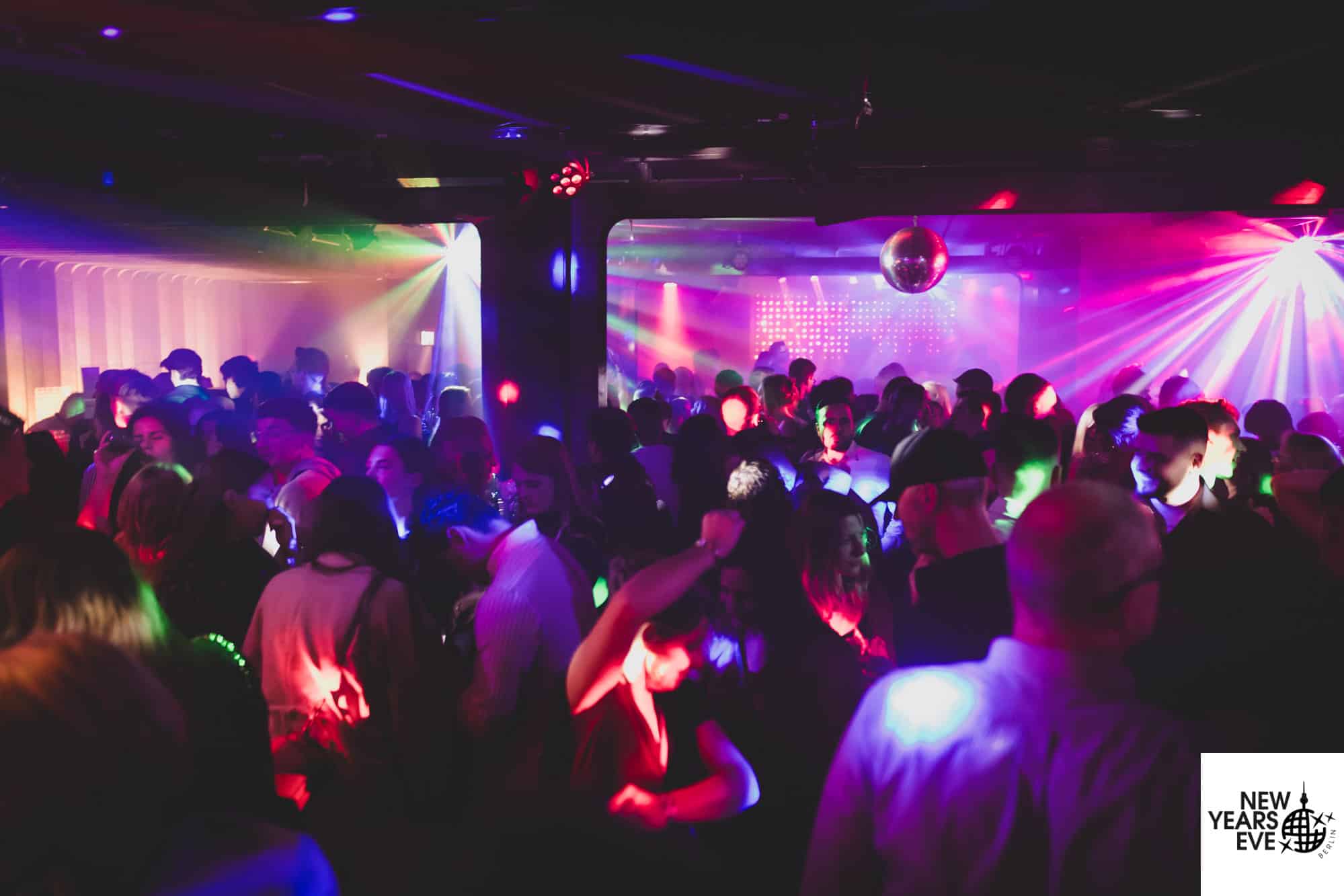 Gäste feiern im Spindler & Klatt Berlin bei der Silvesterparty