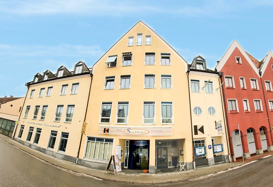 Außenansicht vom Stadthotel Deggendorf zur Silvesterzeit