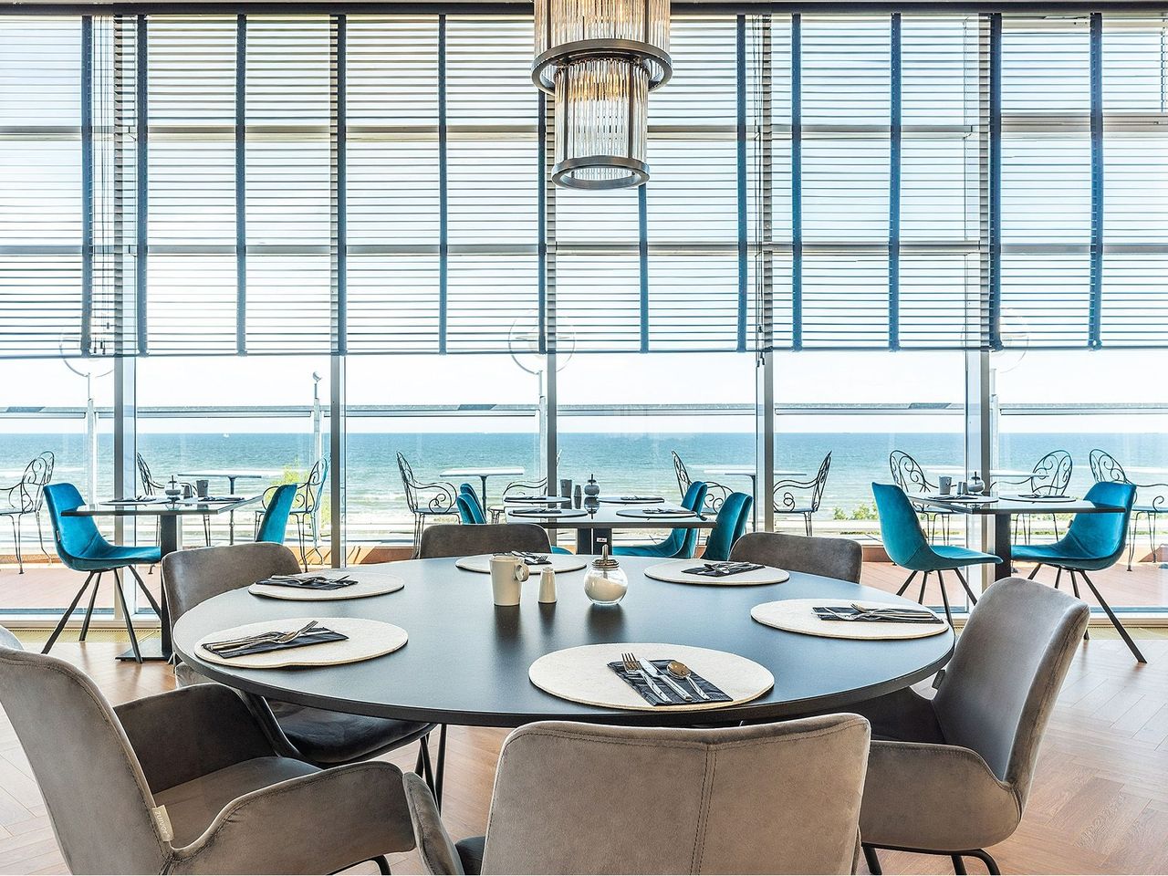 Panoramarestaurant mit Blick auf die Ostsee im Strandhotel Ahlbeck
