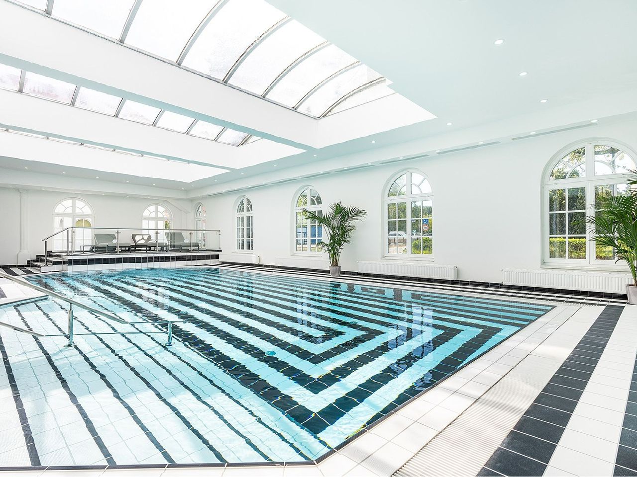 Großzügiger Innenpool im Strandhotel Ahlbeck – Wellness an Silvester