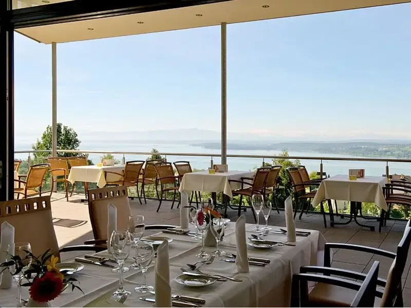 Festlich gedeckter Tisch auf der Terrasse mit Seeblick