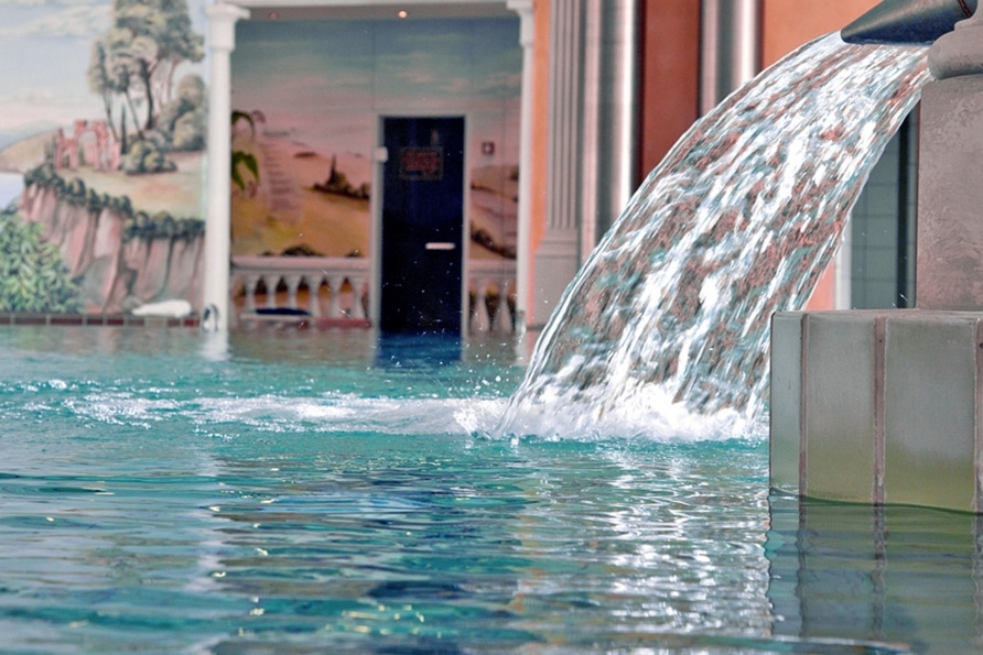 Thermalbereich mit Wasserfall im Hotel Resort Birkenhof an Silvester