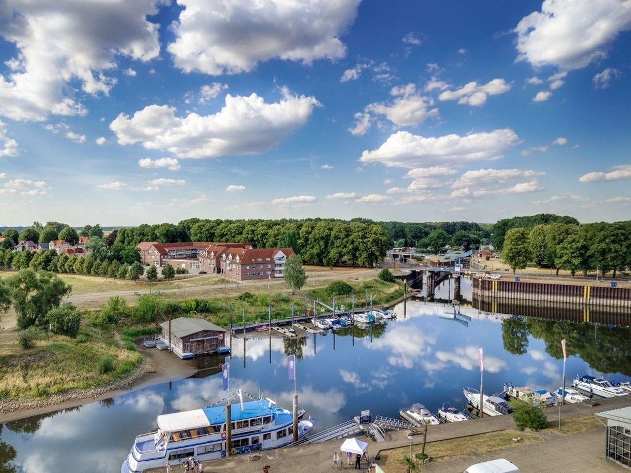 Umgebung des Hotel Dömitzer Hafen mit Hafenanlage und Flussblick