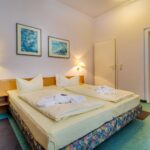 Doppelzimmer mit direktem Badzugang in der Alten Klavierfabrik Meißen