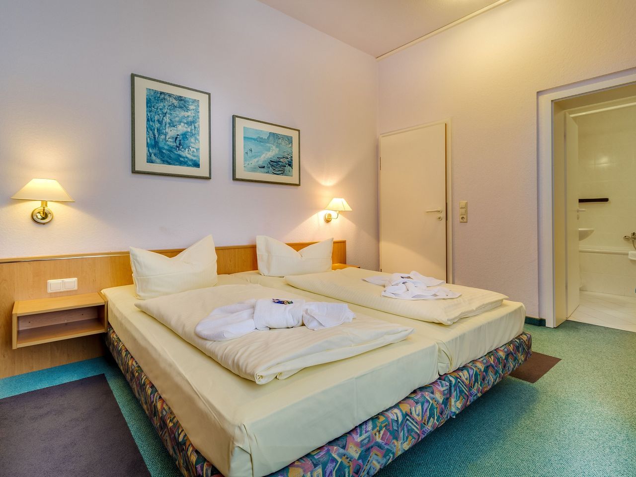 Doppelzimmer mit direktem Badzugang in der Alten Klavierfabrik Meißen
