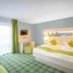 Modernes Zimmer im Inselhotel Poel, ideal für einen komfortablen Silvesterurlaub