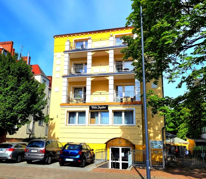 Außenansicht der Villa Jupiter in Swinemünde – Silvesterhotel mit Parkplätzen und zentraler Lage