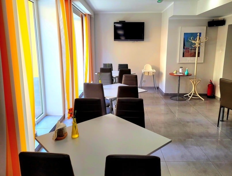 Heller Frühstücksraum der Villa Jupiter mit gemütlichen Sitzplätzen für das festliche Silvesterfrühstück