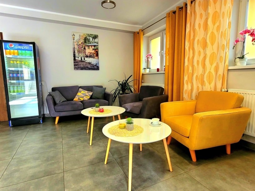 Einladende Lobby der Villa Jupiter mit modernen Sesseln und Getränken für entspannte Silvesterabende