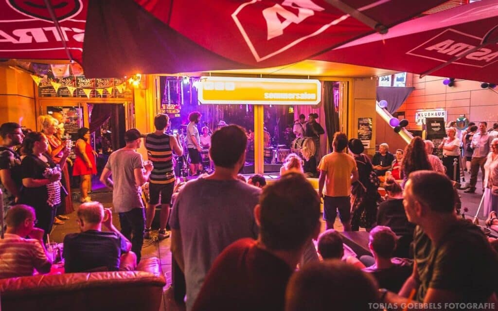 Gäste genießen die festliche Stimmung vor dem Sommersalon am Spielbudenplatz an Silvester.