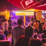 Gäste genießen die festliche Stimmung vor dem Sommersalon am Spielbudenplatz an Silvester.