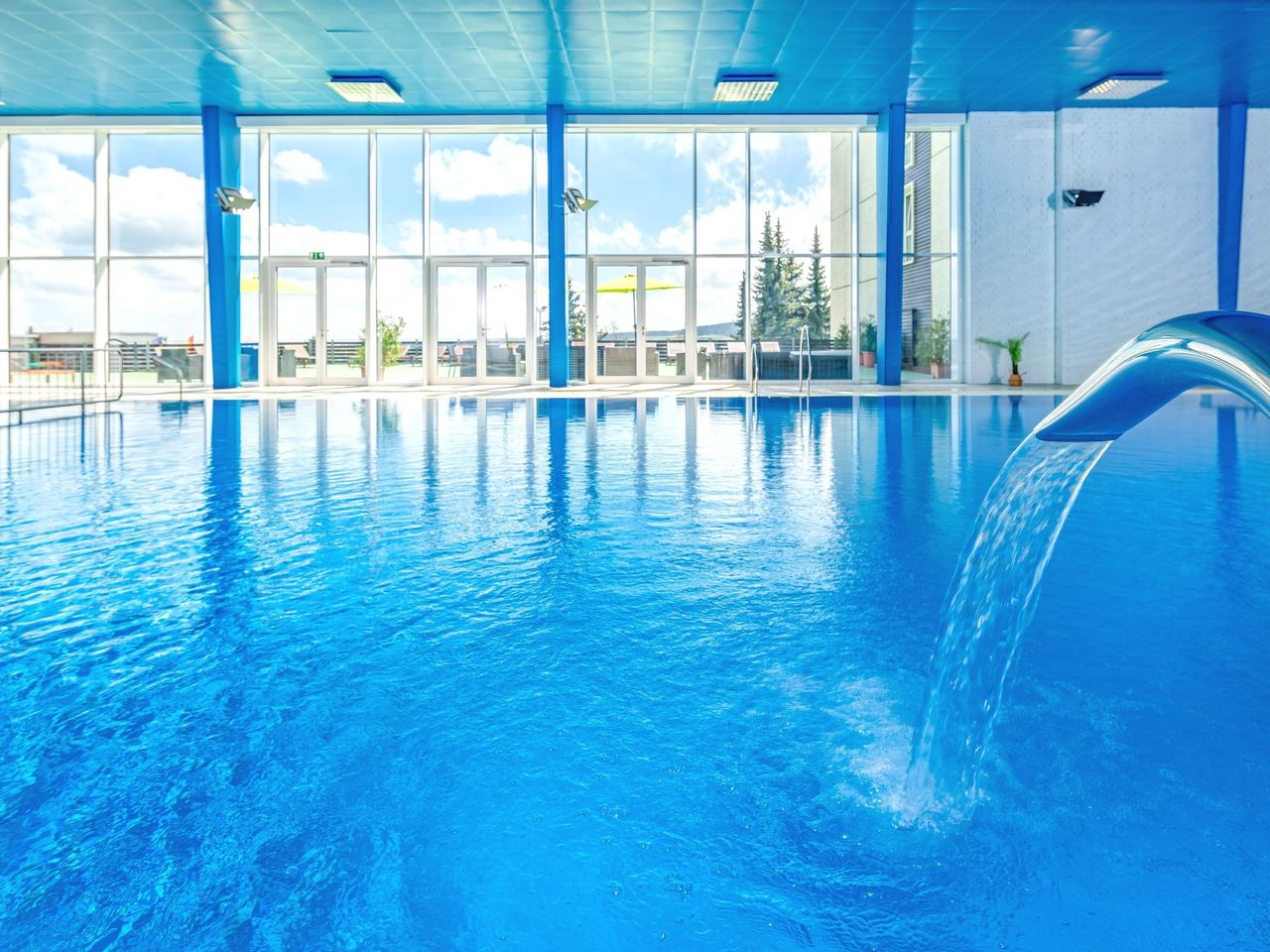 Beheizter Innenpool für entspannte Silvester-Wellness im AHORN Hotel Am Fichtelberg