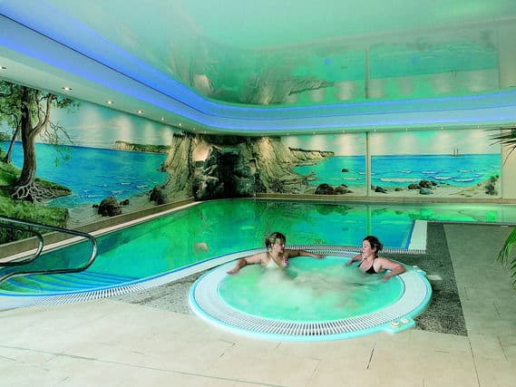 Wellness und Erholung im Schwimmbad des AKZENT Waldhotel SPA Rügen zu Silvester