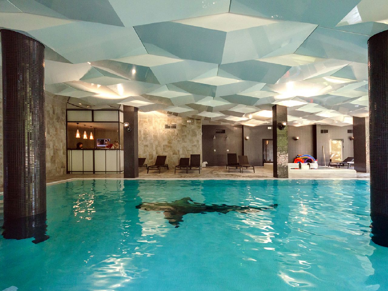 Innenpool mit moderner Decke im DIUNE Hotel & Resort zu Silvester