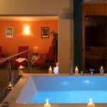Gemütlicher Wellnessbereich mit Whirlpool und Sauna im Hotel Mainpromenade für Silvester