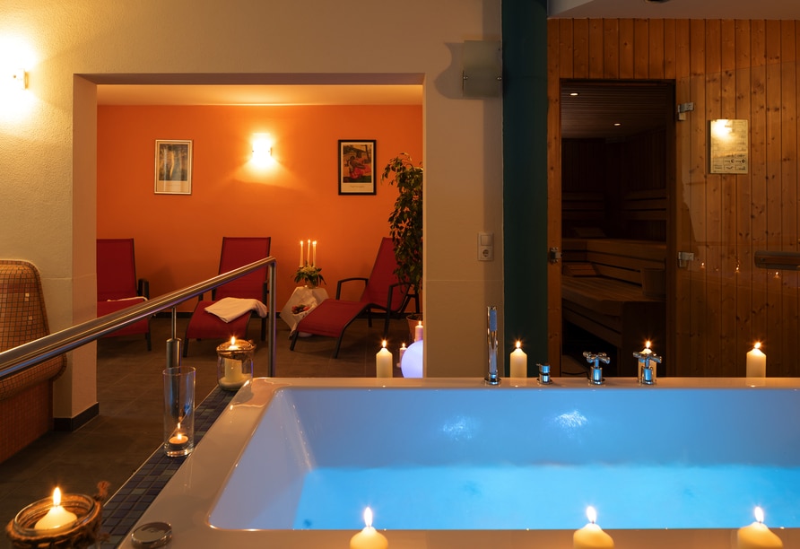 Gemütlicher Wellnessbereich mit Whirlpool und Sauna im Hotel Mainpromenade für Silvester