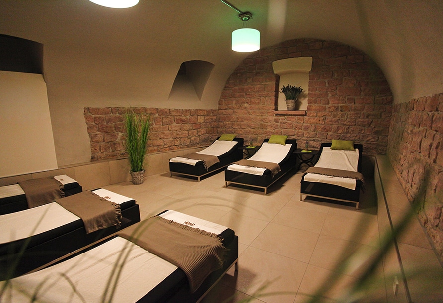 Ruhiger Wellnessbereich mit Liegen im Hotel Palatina für Silvester