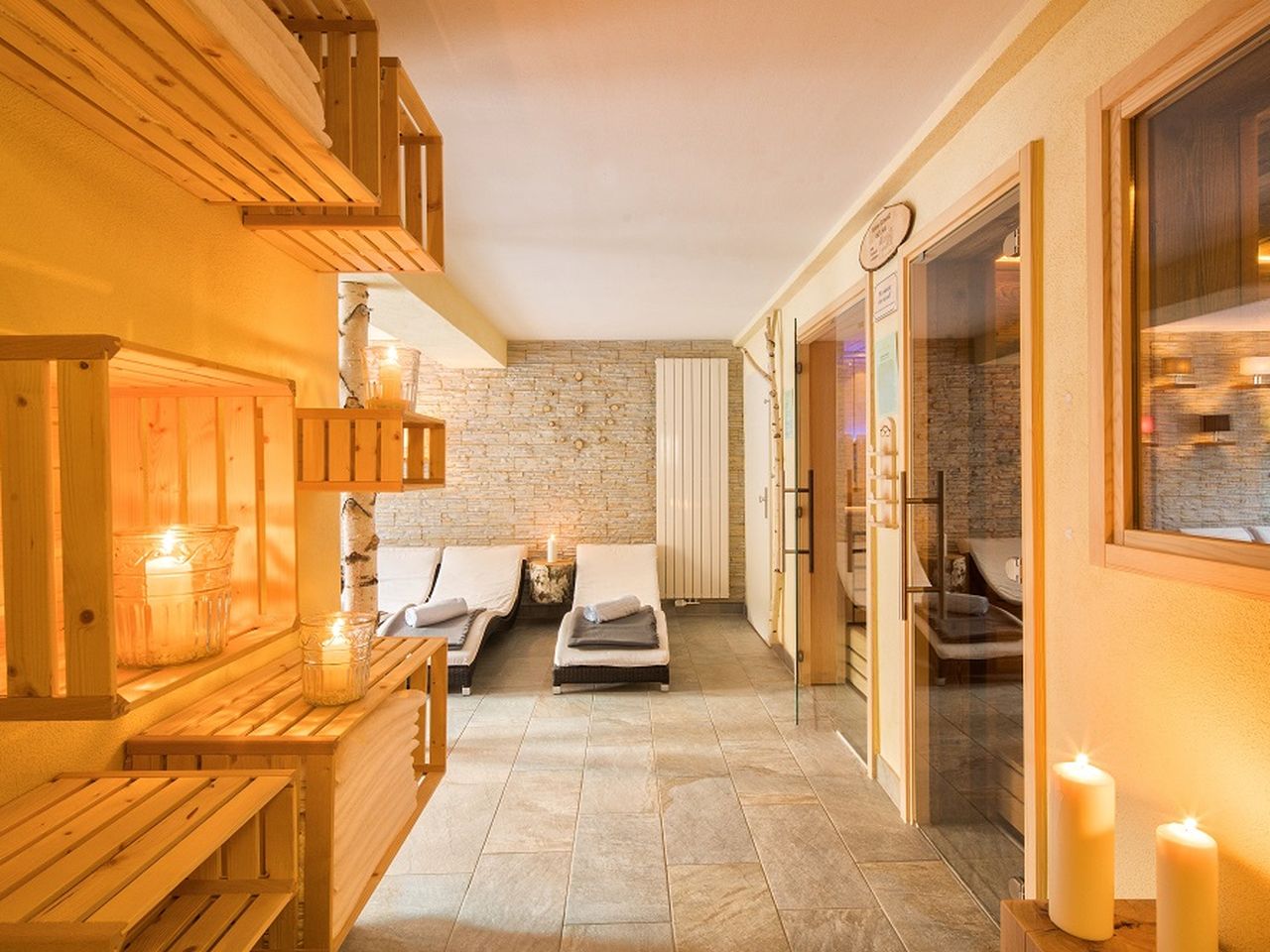 Entspannungsbereich mit Liegen und Kerzen im Parkhotel Emstaler Höhe – ideal für eine Wellness-Auszeit an Silvester.
