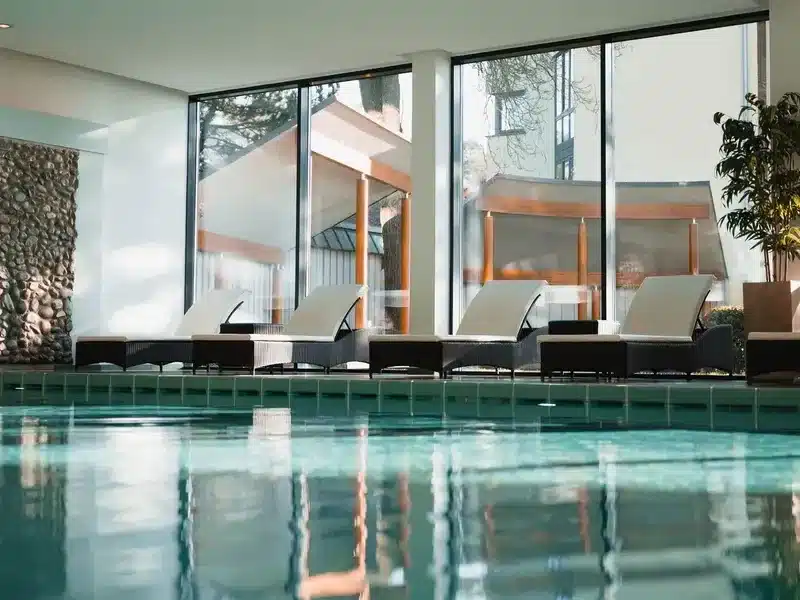 Innenpool mit Liegen im Parkhotel St. Leonhard