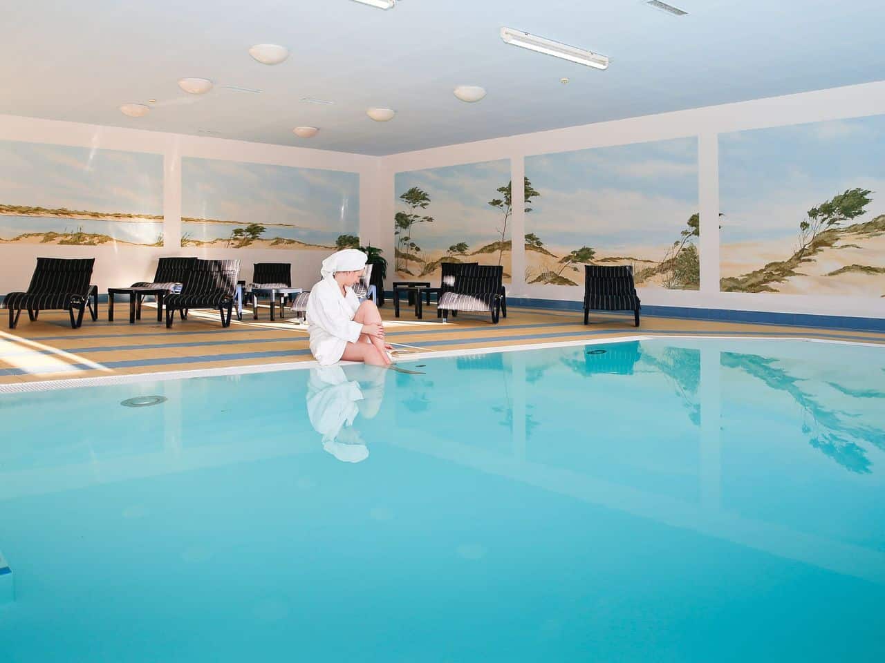 Hallenbad mit entspannter Atmosphäre für Wellness an Silvester