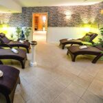 Wellnessbereich mit bequemen Liegen und Sauna-Zugang im AHORN Seehotel Templin für einen entspannten Jahreswechsel