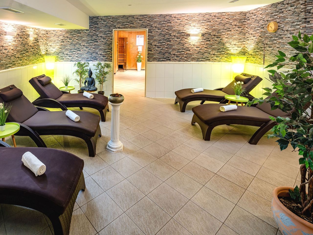 Wellnessbereich mit bequemen Liegen und Sauna-Zugang im AHORN Seehotel Templin für einen entspannten Jahreswechsel