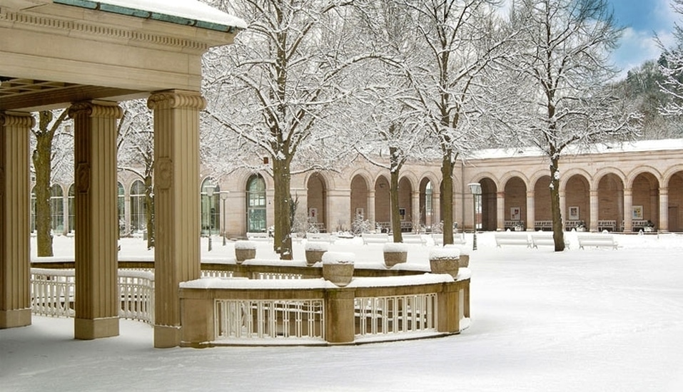 Verschneite Parklandschaft in Bad Kissingen – der perfekte Ort für einen erholsamen Silvesterurlaub