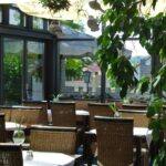 Eleganter Wintergarten im AKZENT Hotel Franziskaner, perfekt für gemütliche Stunden während Ihrer Silvesterreise.