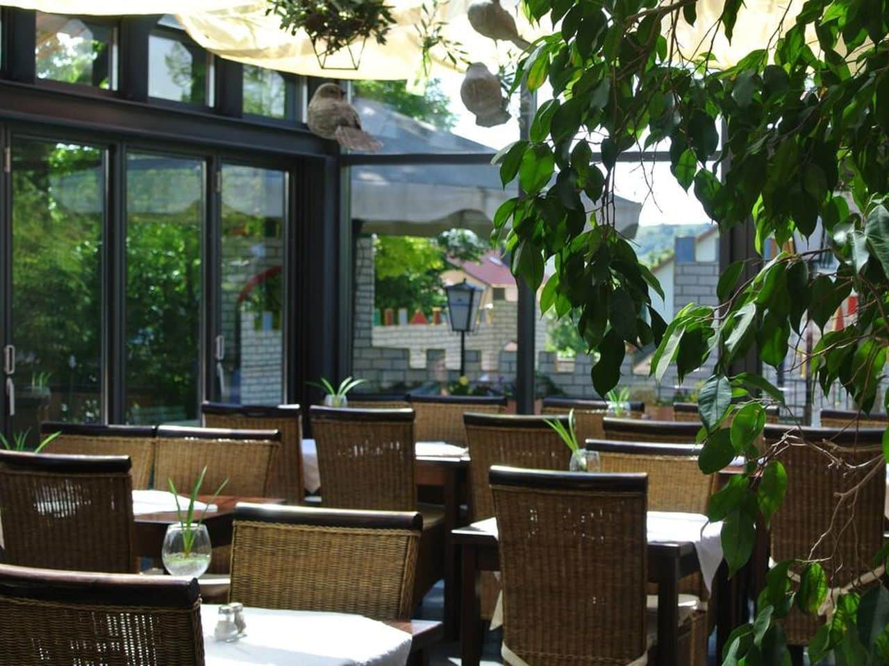 Eleganter Wintergarten im AKZENT Hotel Franziskaner, perfekt für gemütliche Stunden während Ihrer Silvesterreise.