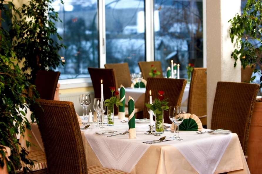 Elegant gedeckter Tisch im Wintergarten des AktiVital Hotels zu Silvester