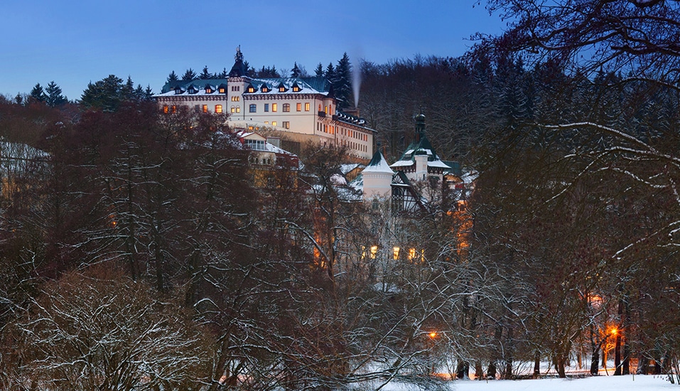 Winterliche Außenansicht des Hotel Chateau Monty Spa Resort in Marienbad, ideal für eine stimmungsvolle Silvesterreise
