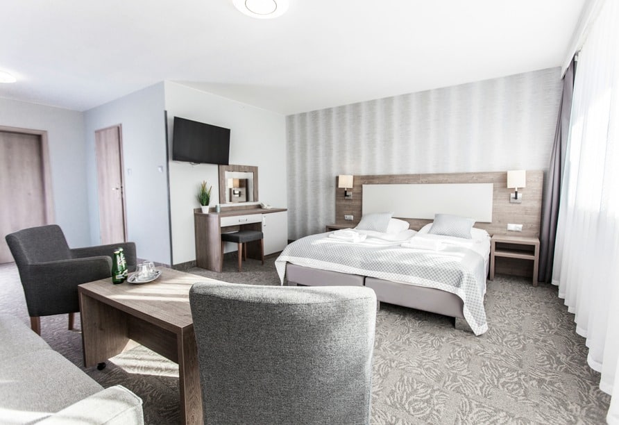 Helles Doppelzimmer im Hotel Grand Laola Vital & SPA mit Sitzbereich