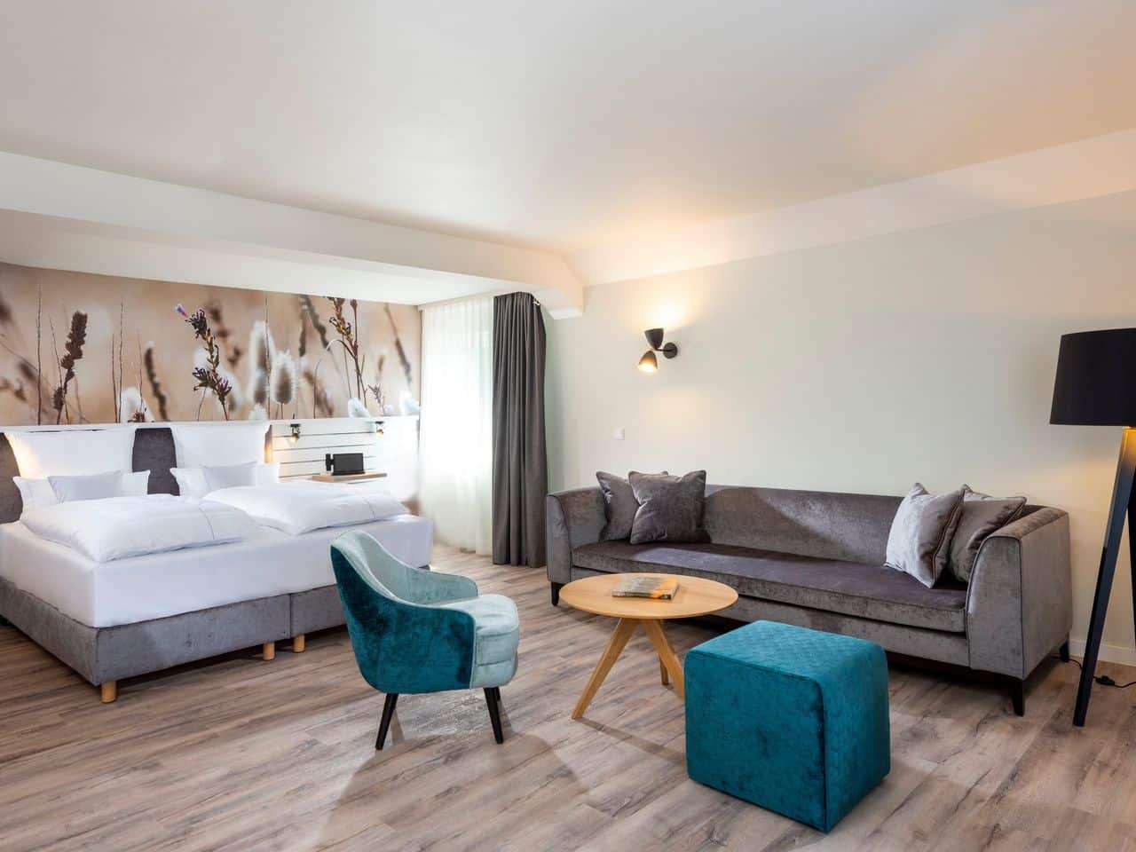 Komfortables Doppelzimmer mit Sofa im Aedenlife Hotel & Resort Rügen zu Silvester