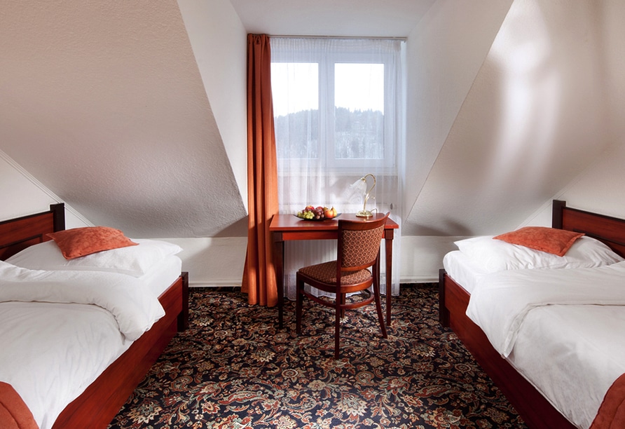 Gemütliches Dachzimmer im Hotel Chateau Monty Spa Resort, perfekt für eine erholsame Silvesterreise