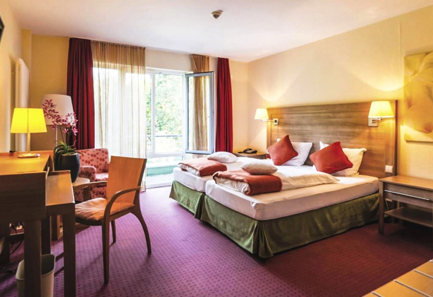 Modernes Doppelzimmer mit Sitzecke im Nashira Kurpark Hotel an Silvester