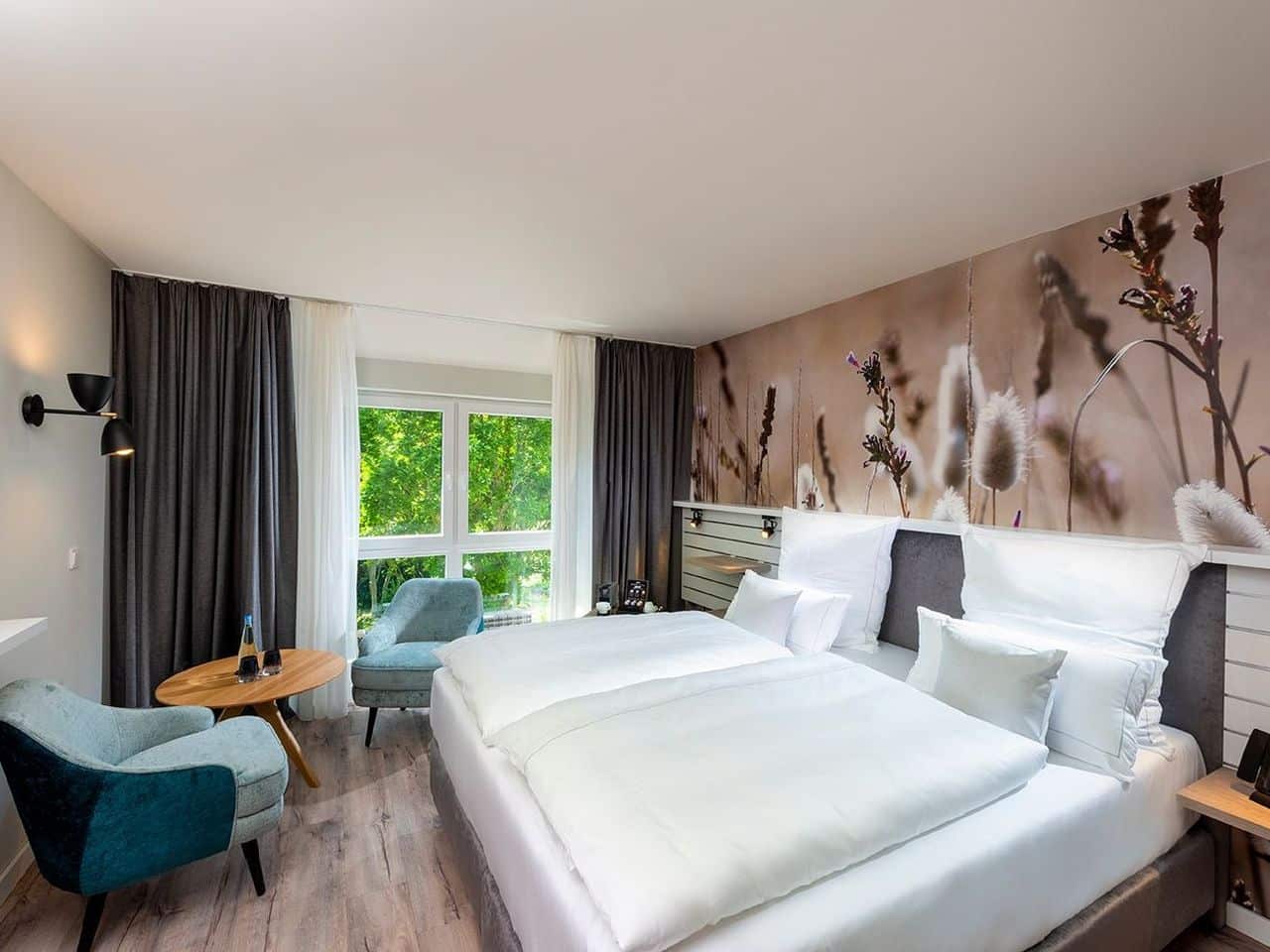 Doppelzimmer mit Fensterblick ins Grüne im Aedenlife Hotel & Resort Rügen